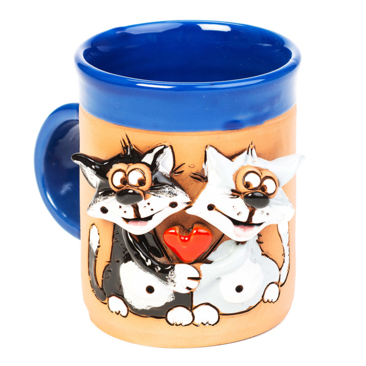 Blaue Keramiktasse mit einem Katzenpaar und kleinem Herz