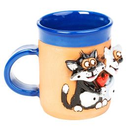 Blaue Keramiktasse mit einem Katzenpaar und kleinem Herz