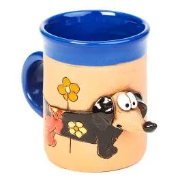 Blaue Keramiktasse mit einem Dachshund und einer Blume I