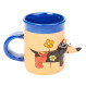 Blaue Keramiktasse mit einem Dachshund und einer Blume I