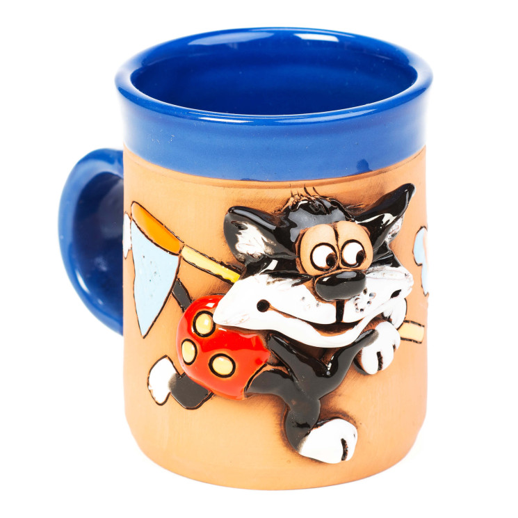 Blaue Keramiktasse mit einer Schmetterling fangenden Katze