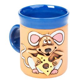 Blaue Keramiktasse mit einer Käse haltenden Maus