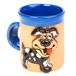 Blaue Keramiktasse mit einem Hund mit gelbem Halsband