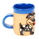 Blaue Keramiktasse mit einem Hund mit gelbem Halsband