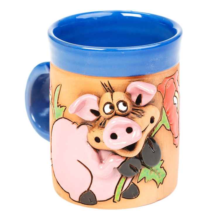 Blaue Keramiktasse mit  einen Mohn haltendem Schwein