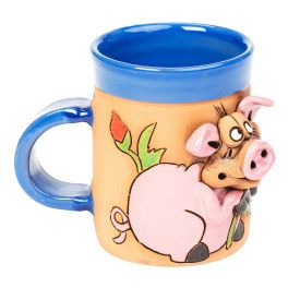 Blaue Keramiktasse mit  einen Mohn haltendem Schwein