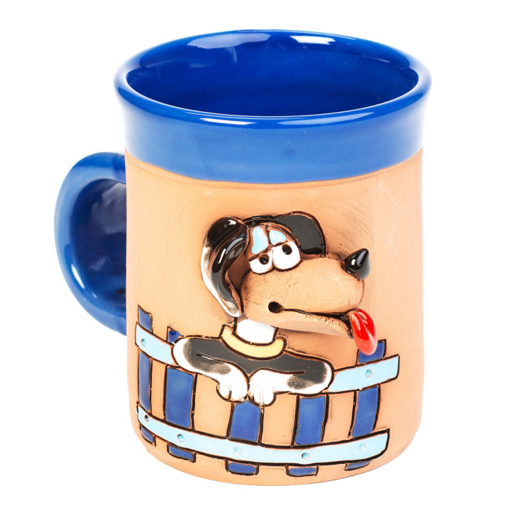 Blaue Keramiktasse mit einem eingezäunten  Hund