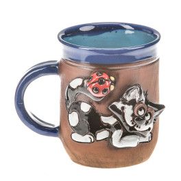 Blaue Keramiktasse mit einer Katze mit  Marienkäfig auf ihrem Schwanz