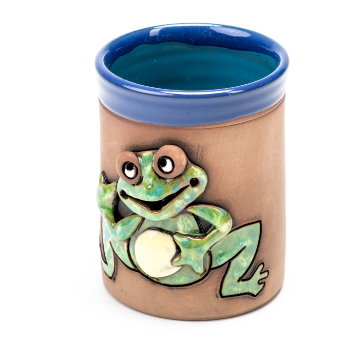 Blaue Keramiktasse mit winkendem Frosch