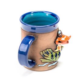 Blaue Keramiktasse mit einer Ente