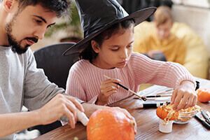 Kürbisse mit Kindern schnitzen. Halloweendeko gestalten