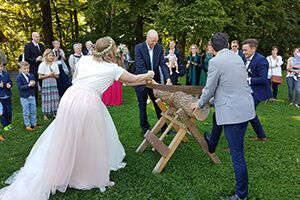 Hochzeitstradition Baumstamm sägen Brautpaar