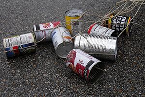 Dosen am Auto des Brautpaars als Hochzeitsbrauch